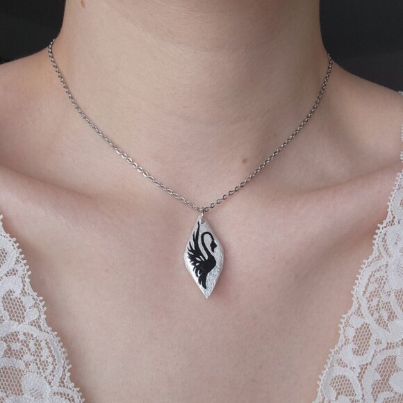 Iridescent white pearl necklace with a small silver chain - Picture 3 of 10